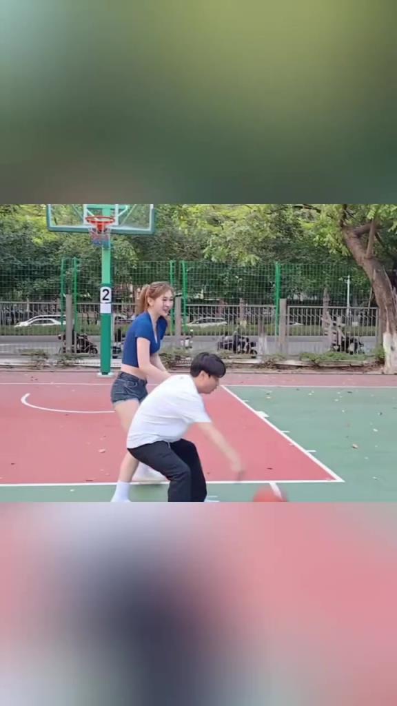 集夢會長背打一米8的女生，這是真打球??！