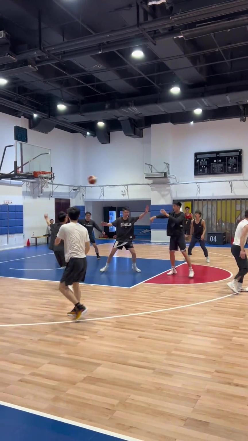 對手回家后：老婆，我今天在野球場匹配到巔峰馬刺隊了！