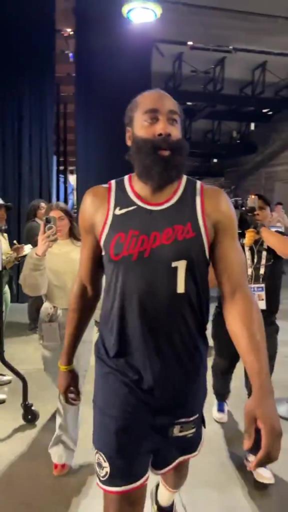 爆砍39分！哈登賽后走入球員通道氣喘吁吁：今天是場艱苦的戰(zhàn)斗