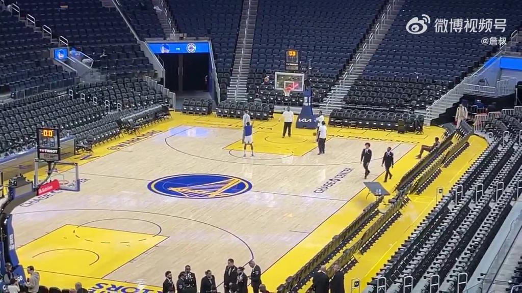 今天沒有得到出場機(jī)會！庫明加賽后還留在場地練習(xí)投籃