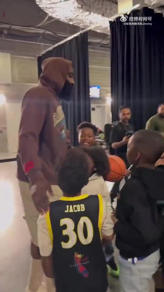 哈登賽后對小朋友：聽你們家長的話，總有一天你們也會打進NBA