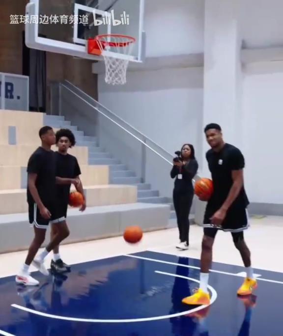 別人能學得來嗎？名場面：字母哥指導小球員籃下腳步！