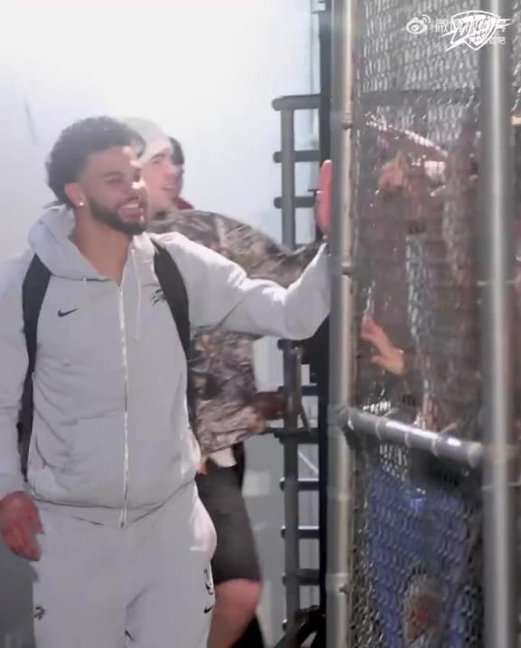 68勝歷史第五傲人戰(zhàn)績！雷霆全員回到OKC，當?shù)厍蛎詿崆榻訖C