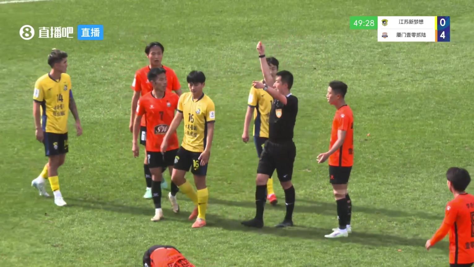 比姆巴佩抬的還高，中冠球員亮鞋釘兇狠蹬踏被裁判直紅驅(qū)逐