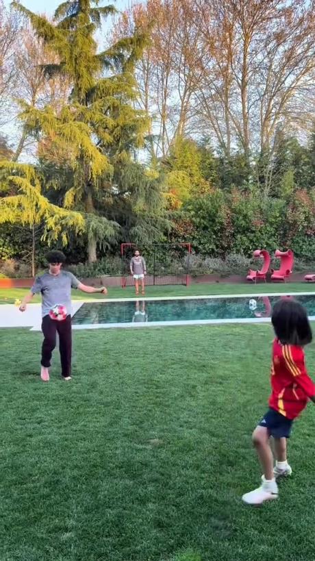 馬塞洛和兒子隔水相傳！大兒子腳法有點(diǎn)東西的！