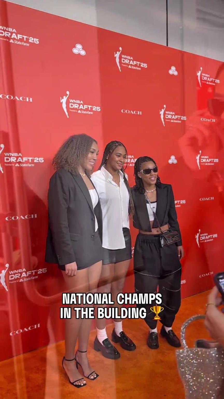 吧友們有喜歡的嗎？WNBA選秀大會(huì)上，到處都有靚麗的風(fēng)景線