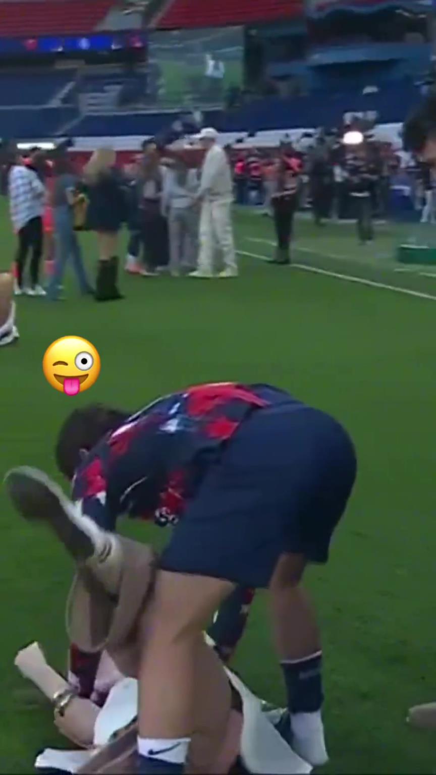 玩這么花??？內(nèi)維斯在家人面前把自己女友按倒在地