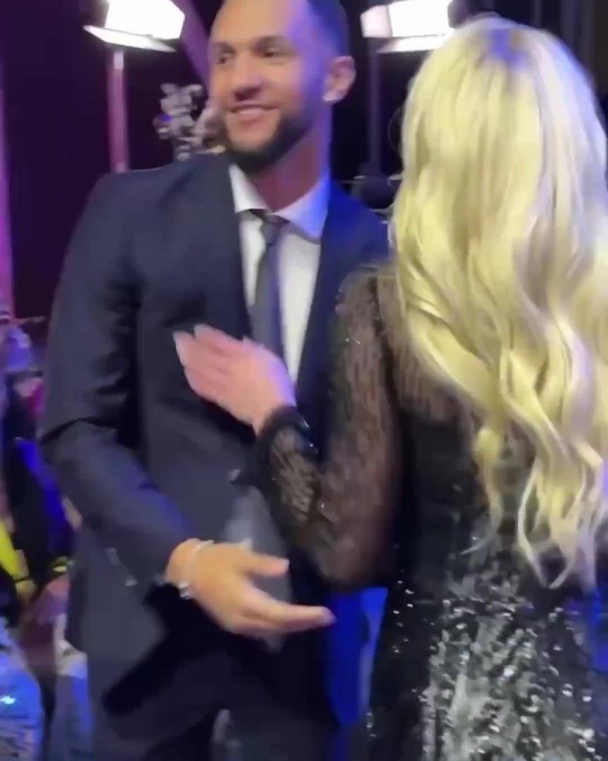 身材姣好！薩格斯的女友海莉被芝加哥天空選中！兩人接吻慶祝