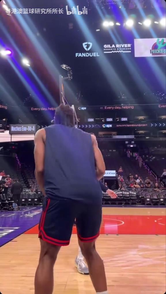 機(jī)器人級別的靜態(tài)身體！近距離看小卡的賽前熱身！