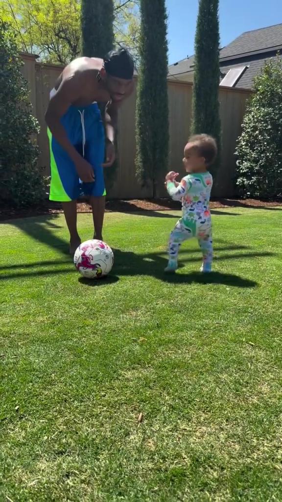 足球要從娃娃抓起！SGA帶娃踢足球，小孩摔倒時鼓掌“嘲笑”！