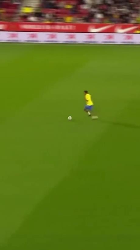 45歲還開(kāi)掛！小羅再現(xiàn)牛尾巴過(guò)人，微笑單挑門(mén)將輕松打進(jìn)